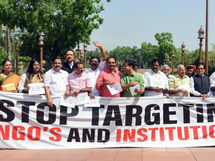 बजट सत्र के दौरान FCRA संशोधन विधेयक पर चर्चा का नोटिस जारी हुआ था। इसके बाद इंडिया गठबंधन ने संसद के बाहर प्रदर्शन किया था। - Dainik Bhaskar