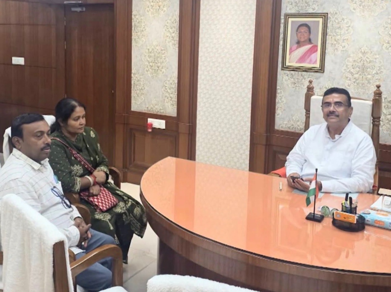 टीएमसी महिला प्रत्याशी संचिता प्रधान डे ने सीएम शुभेंदु से मुलाकात की। हालांकि ये मीटिंग कब हुई, इसकी जानकारी सामने नहीं आई है। - Dainik Bhaskar