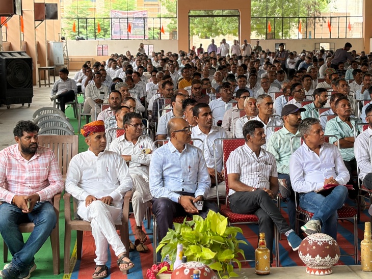 कार्यक्रम में जिले के विभिन्न इलाकों से आए शिक्षक शामिल हुए।