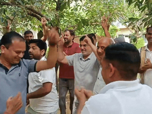 पार्षदों ने रिसॉर्ट में जमकर डांस किया।
