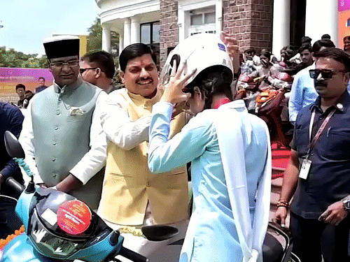 पात्र विद्यार्थी अपनी पसंद का वाहन चुन सकेगा। मोटराइज्ड वाहन के लिए अधिकतम ₹90 हजार और ई-स्कूटी के लिए अधिकतम ₹1.20 लाख की राशि निर्धारित है।
