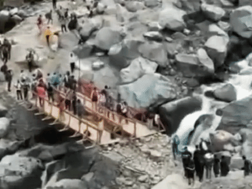बड़े शाही स्नान के लिए मणिमहेश की तरफ जाते हुए श्रद्धालु।