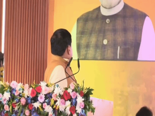 बीजेपी के राष्ट्रीय अध्यक्ष नितिन नवीन ने गुरुवार को इंदौर में स्वामित्व अधिकार योजना में फ्री रजिस्ट्री बांटने के अभियान की शुरुआत की थी। - Dainik Bhaskar