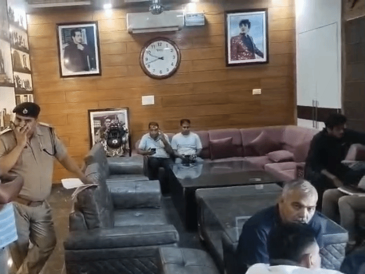 गोलीकांड के बाद सिंगर दिलेर खरकिया से जानकारी लेती पुलिस।