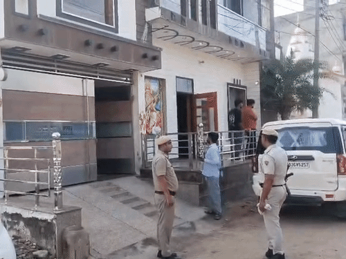 शुक्रवार की सुबह पुलिस ने सिंगर के घर पहुंचकर जांच की।