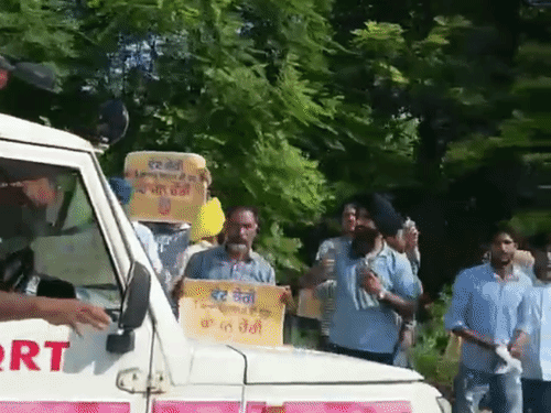पूर्व केंद्रीय राज्य मंत्री रवनीत बिट्‌टू के काफिले पर अंडे फेंकते हाईवे के किनारे खड़े प्रदर्शनकारी।