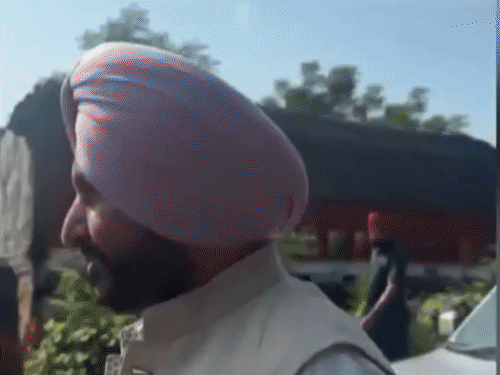 काफिले में पुलिस जिप्सी का टूटा हुआ शीशा दिखाते पूर्व केंद्रीय मंत्री रवनीत बिट्‌टू।