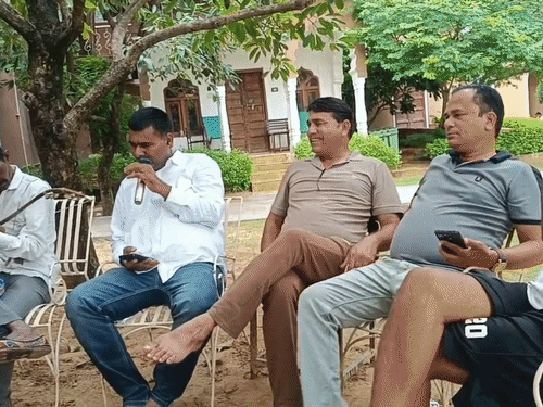 कलाकारों के साथ पार्षदों ने गाने गाए।