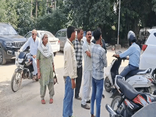 सिविल अस्पताल में युवक की मौत के बाद मौके पर खड़े लोग।