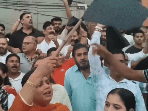 पठानकोट के ढांगू रोड पर काले झंडे लेकर पहुंचे AAP वर्कर।