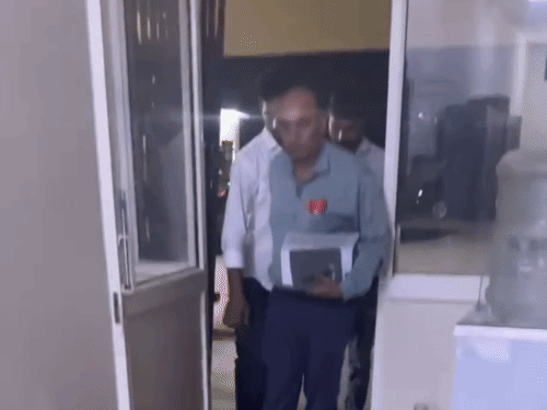 वित्तीय रिकॉर्ड देने के बदले मांगे थे ₹40 हजार; गुरुग्राम में कंप्यूटर ऑपरेटर ₹12 हजार लेते पकड़ा|फरीदाबाद,Faridabad - Dainik Bhaskar