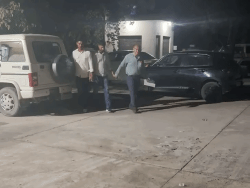कार्यालय से पकड़ा गया आरोपी क्लर्क।