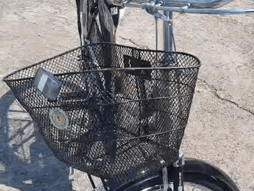 कई साइकिलों के टायर पंचर थे और बास्केट टूटे थे।