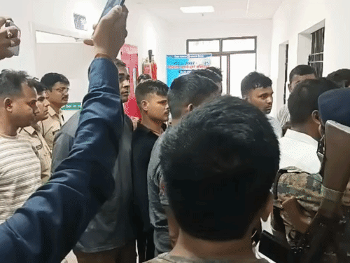 मौत के बाद अस्पताल में साथी पुलिसकर्मियों का हंगामा।
