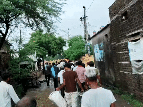 गांव वालों ने परिजन के साथ निकाली अंतिम यात्रा ।