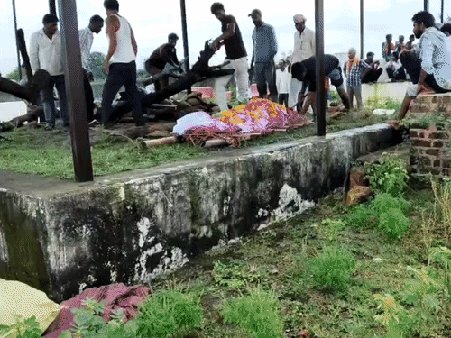 गांव वालों ने किया अंतिम संस्कार।