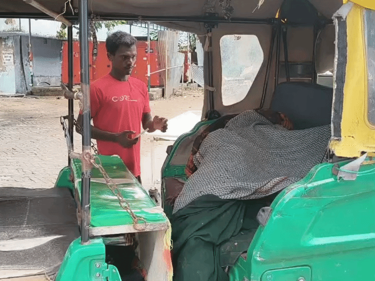 ऑटो से शव को पोस्टमॉर्टम के लिए भेजा गया।