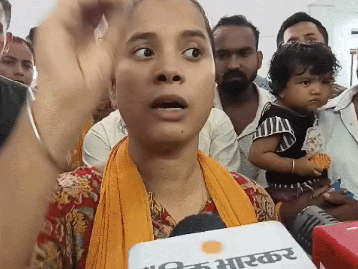 सिपाही प्रियंका ने कहा कि डॉक्टरों की लापरवाही से ही मालती की मौत हुई है।