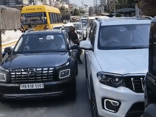 आप के प्रदर्शन के दौरान लोगों को ट्रैफिक में काफी समस्या आई।