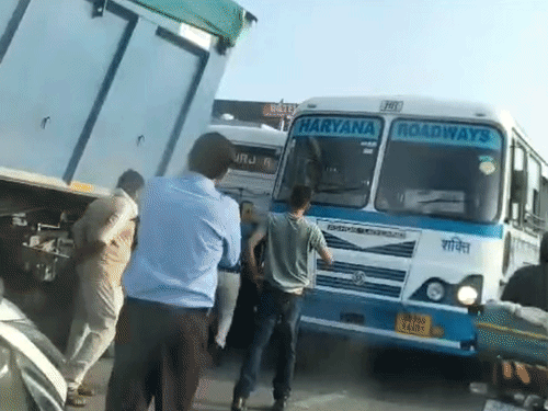 जाम के दौरान राॅन्ग साइड से आती रोडवेज बस।