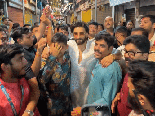 रणवीर सिंह ने फैंस के साथ सेल्फी भी ली।