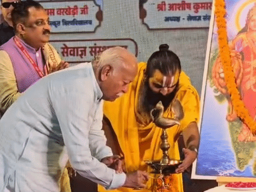 युवा धर्म संसद के दौरान दीप प्रज्जवलित करते संघ प्रमुख मोहन भागवत।
