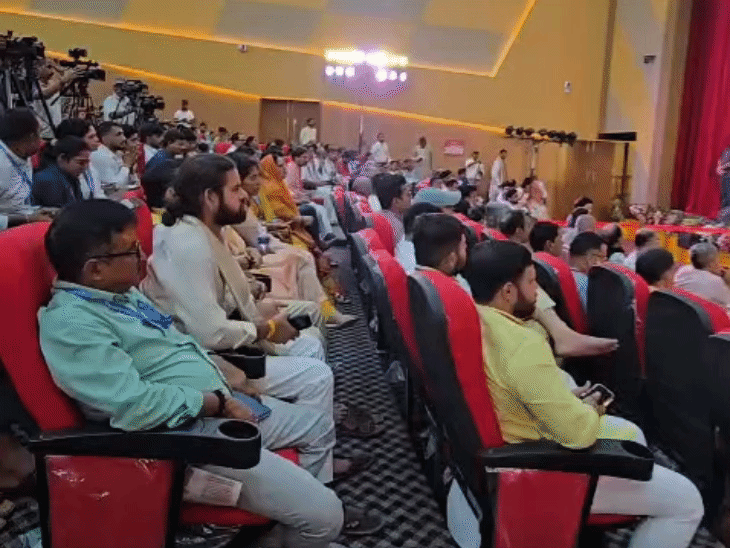 युवा धर्म संसद में शामिल देशभर से आए विद्वार्थी और विद्वान।