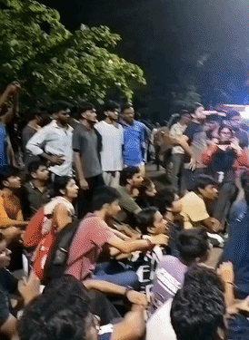 स्टूडेंट्स ने कॉलेज कैंपस में शुक्रवार देर रात प्रदर्शन किया।