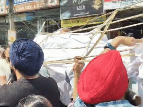 पीएम मोदी के पुतले का आप कार्यकर्ताओं ने निकला मार्च। - Dainik Bhaskar