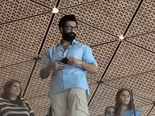 विक्की कौशल भी मुंबई के बीकेसी स्टोर पर आईफोन खरीदने पहुंचे।