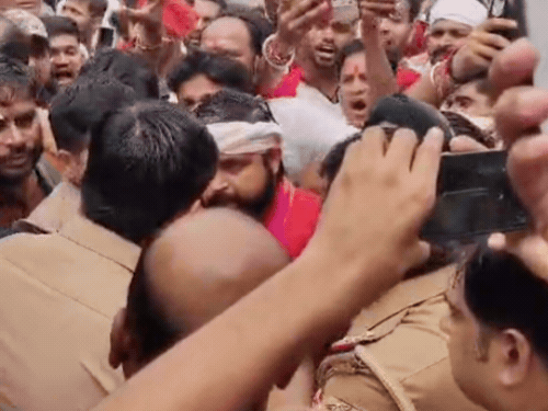 UGC रोल बैक को लेकर पुलिस और युवाओं के बीच धक्का-मुक्की।