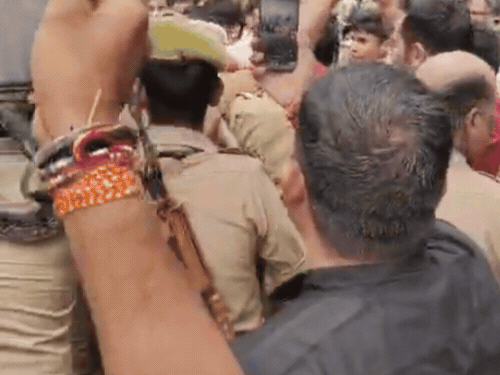 प्रदर्शनकारी युवाओं को खदेड़ते पुलिसकर्मी।