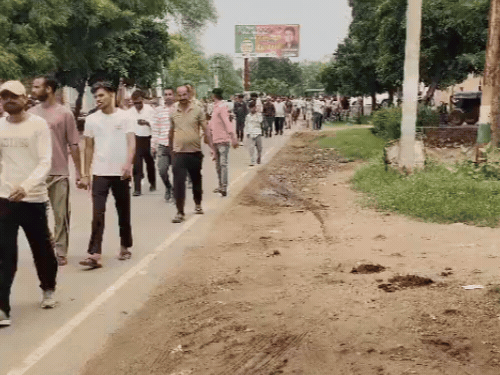एत्मादपुर के संवई गांव में UGC रोल बैक को लेकर सड़क पर उतरे युवा।