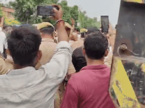 प्रदर्शनकारी युवाओं को पुलिस ने दौड़ाया।