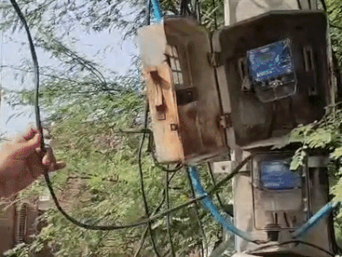 मीटर के कनेक्शन में लगाई गई तार दिखाते हुए।