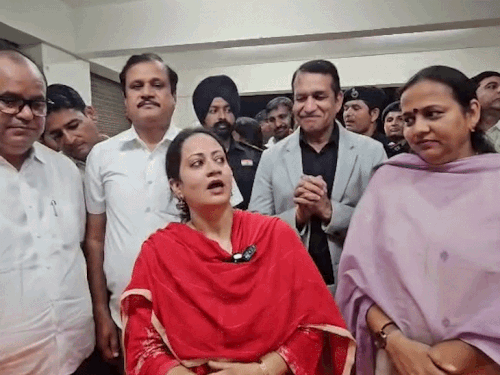 रेवाड़ी AIIMS में आरती राव ने इसका श्रेय हरियाणा में राव इंद्रजीत को दिया। इसके जवाब में पूर्व मंत्री बनवारी लाल पूर्व मुख्यमंत्री मनोहरलाल की बड़ी भूमिका बता दी। - Dainik Bhaskar