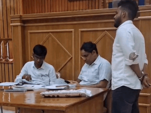 फॉर्म लेने आए प्रतिनिधियों को भी रिटर्निंग अधिकारियों ने उन्हें सिंबल की भी जानकारी दी।