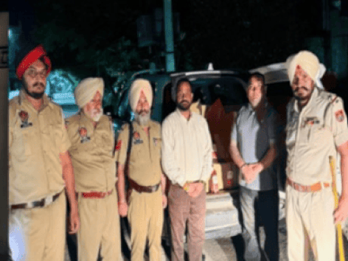 पुलिस ने गाड़ी को जब्त किया।