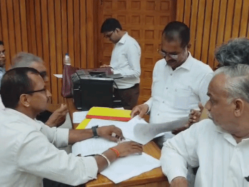 फॉर्म लेने आए प्रतिनिधियों की ओर से ये खुलासा नहीं किया गया कि वे किसके लिए फॉर्म लेने आए है।