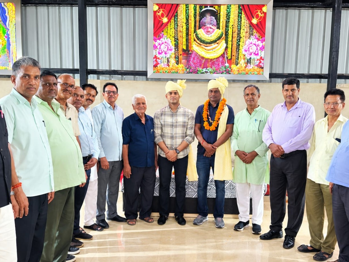 समाजबंधुओं ने माला, साफा पहनाकर किया स्वागत; बेहतर काम के लिए शुभकामनाएं दीं|चौमू,Chomu - Dainik Bhaskar