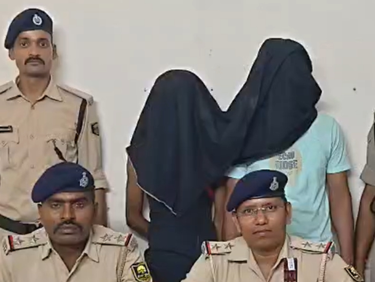 दोस्त के घर में कर रहे थे शराब पार्टी, पुलिस दोनों से कर रही पूछताछ|पटना,Patna - Dainik Bhaskar
