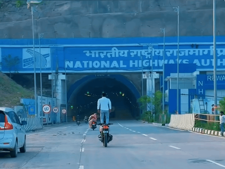इस दौरान आसपास से अन्य वाहन भी गुजर रहे थे।