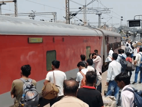 जम्मू तवी, अमृतसर और होशियारपुर रूट की कई ट्रेनों का मार्ग बदला गया है।