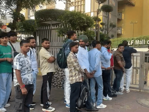 DLF मॉल के बाहर फोन खरीदने से लिए सुबह लाइन लग गई।