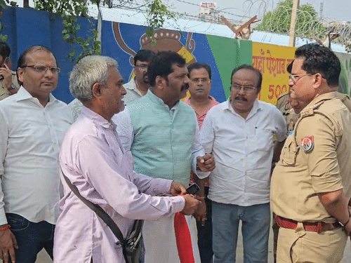 दिनदहाड़े हुई घटना का विरोध जताते व्यापारी नेता विनोद गुप्ता