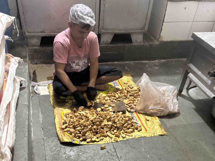 कैफे में जांच के दौरान खाना फर्श पर रखकर बनाया जा रहा था।