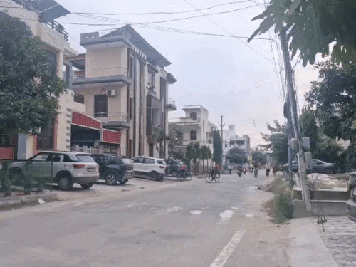 दीवार फांदकर अंदर घुसे चोर; तारों के बंडल और CCTV उठाकर फरार|नारनौल,Narnaul - Dainik Bhaskar