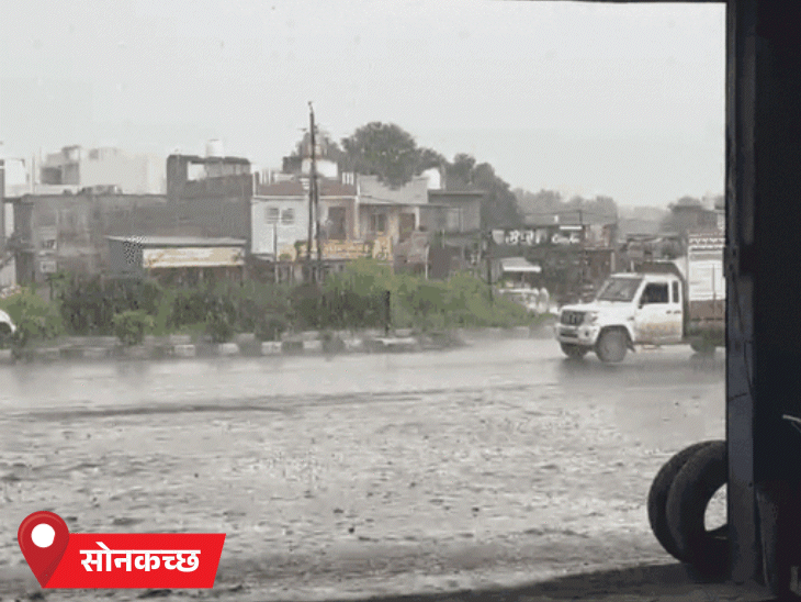सोनकच्छ में तेज बारिश की वजह से हेडलाइड जलाकर गाड़ियां चलानी पड़ीं।