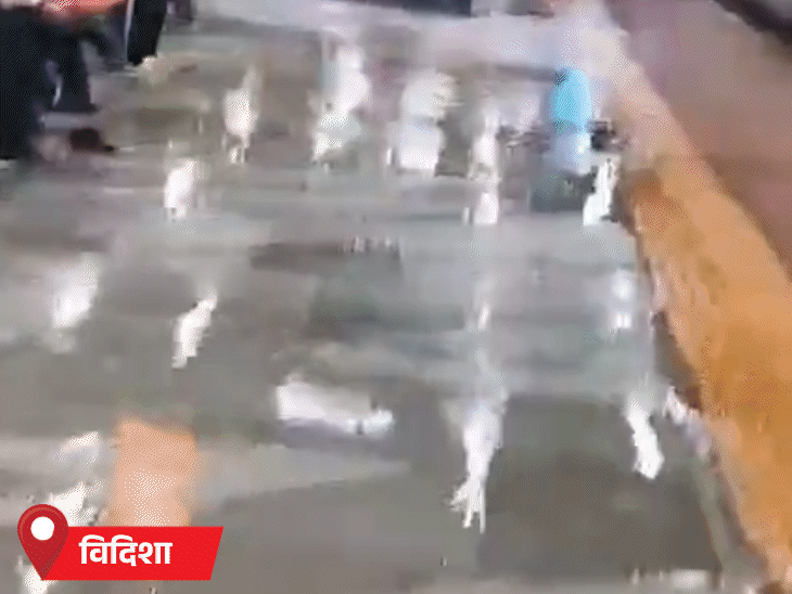 विदिशा में तेज बारिश का पानी रेलवे स्टेशन पर टपकता रहा।