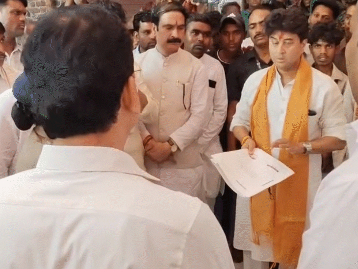 गुना में कलेक्टर नहीं दिखे तो सिंधिया गुस्सा हो गए। फिर उन्हें बुलाकर फटकार भी लगाई।